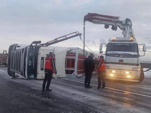 Van'da CNG yüklü tır devrildi