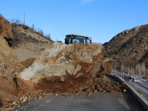 Dağlardan düşen kayalar yolu trafiğe kapattı