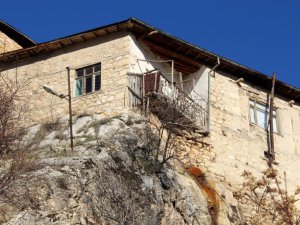 Dev kayaların üzerine yapılan evler görenleri hayran bırakıyor