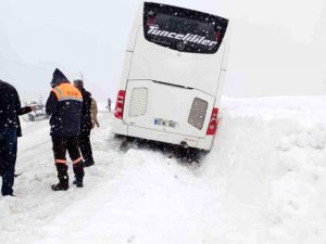 Kara saplanan otobüs kurtarıldı