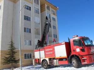 Belediye ekiplerinden buz operasyonu