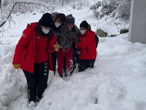 Yolu kapatan karda hastayı ambulansa iş makinesiyle taşıdılar