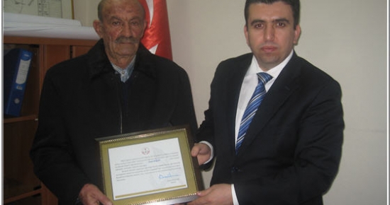Bakan Dinçer'den Depremde Yaşamını Yitiren Öğretmenin Ailesine Plaket