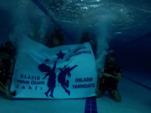 Su altında "Otizmin farkındayız, onların yanındayız" pankartı