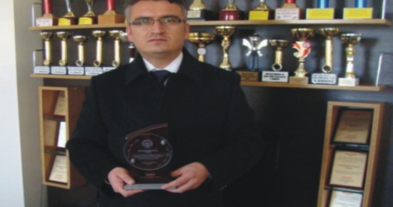MUNZUR KOLEJİ’NE PLAKET