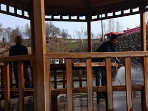 Park ve bahçelerde bahar temizliği