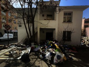 Bir evden 14 kamyon çöp çıkarıldı