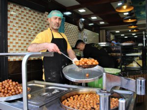 Elazığ’da Ramazan ayının vazgeçilmez tatlısı lokma, iftarda sofraları süslüyor