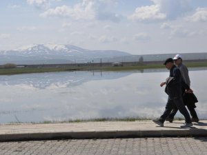 Kars’ta bulutların suya yansıması görenleri büyüledi