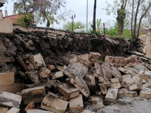 Elazığ’da şiddetli yağış nedeniyle istinat duvarı çöktü