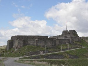 Kars Kalesi’nin girişindeki istinat duvar yıkıldı