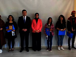 Kitap okuma yarışmasında derece giren veliler ödüllendirildi