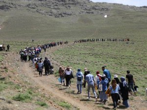 Doğaseverler 3 bin metrede halay çekip karda kaydı