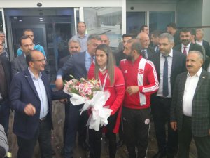 Dünya şampiyonu Hatice Akbaş’a Malatya’da coşkulu karşılama