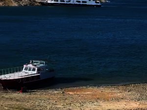 Pertek'te fırtına feribotu sürükledi