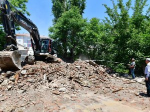 Yeşilyurt’ta yeni sağlık merkezi için eski binaların yıkımına hız verildi