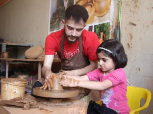 Elazığ’da çömlekler minik ellerde şekilleniyor