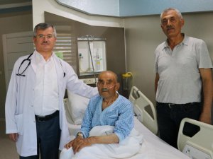 İki ana damarı kapalı olan 104 yaşındaki hasta, anjiyo ile sağlığına kavuştu