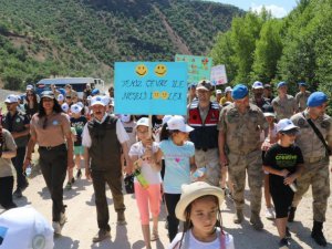 Öğrenciler Munzur Vadisi'nde çöp topladı