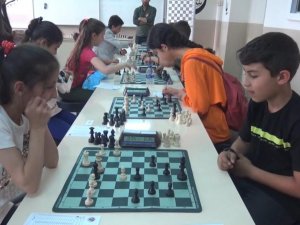 Muş’ta ortaokullar arası ödüllü satranç turnuvası düzenlendi