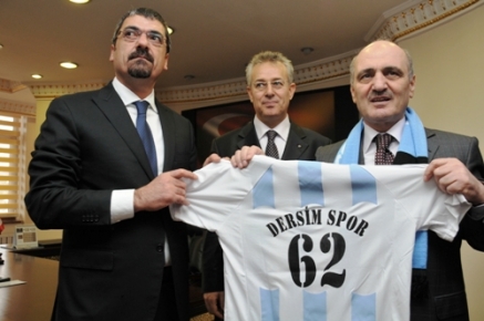 Bayraktar'a Forma Hediyesi