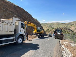 Elazığ’da yol bakım ve onarım çalışmaları sürüyor