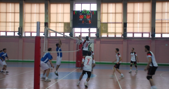 Özel idare voleybol takımı ilk maçını 3-0 kazandı