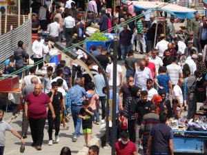 Van’da bayram arefesinde çarşı pazarda yoğunluk