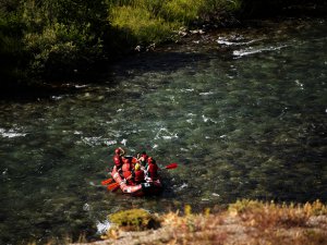 Munzur Çayı'nın serin sularında rafting keyfi