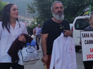 Sağlıkta şiddeti sokak performansı ile protesto ettiler