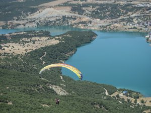 Kavun Tepesi yamaç paraşütü tutkunlarını cezbediyor