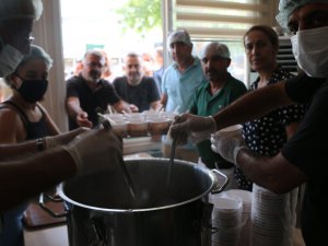 Mersin Dersimliler Derneği aşure lokması paylaştı