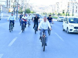 Başkan Çınar, mesaiye bisikletle geldi