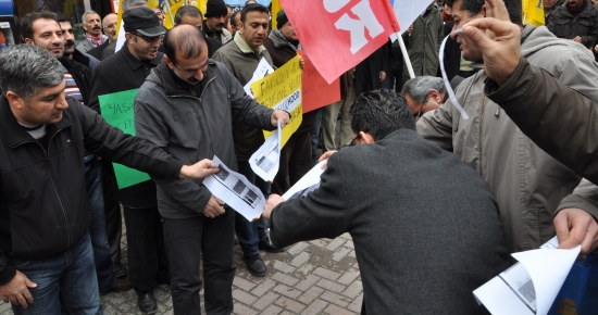 Tunceli’de Kamu Çalışanları Maaş Bordrolarını Yaktı