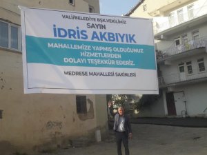 Hakkari Valisi Akbıyık'a pankartlı teşekkür