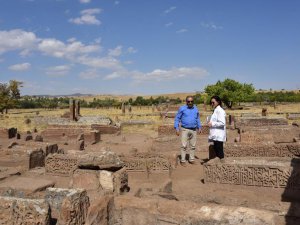 Ahlat’ta Türk büyüklerinin mezarları araştırılıyor