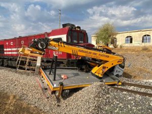 Vinç tren yolunda asılı kaldı, sürücü atlayarak canını kurtardı