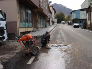 Oltu'da asfaltın sıcağı kurumadan kestiler