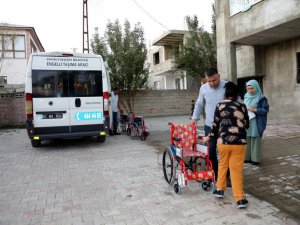 Van Büyükşehir Belediyesi tekerlekli sandalye yardımlarını sürdürüyor