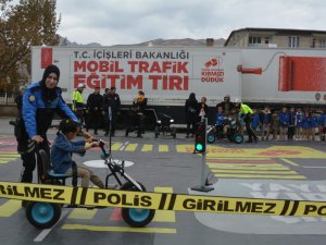 ‘Mobil Trafik Eğitim Tır’ı Hakkari’de