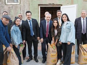 Hakkari’deki çiftçilere buğday ve tohum desteği