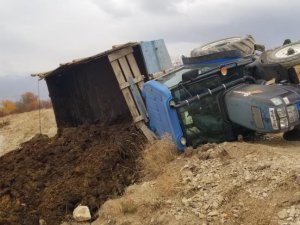 Erzincan’da traktörün devrilmesi sonucu sürücü yaralandı