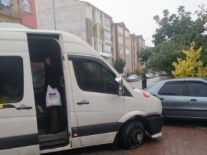 Minibüs ile otomobil çarpıştı: 3 yaralı