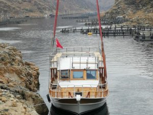 Elazığ’da onarımı tamamlanan gezi teknesi suya indirildi