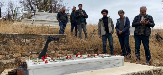 Gazeteci Cem Emir mezarı başında anıldı