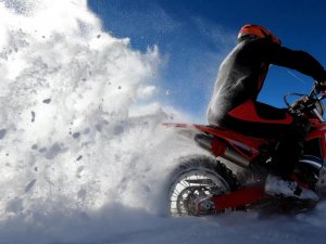 Ergan Dağı’nın zirvesine motosikletleriyle çıkarak sezonun ilk kayağını yaptılar