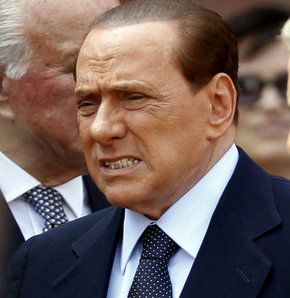 Berlusconi mahkeme kapılarında