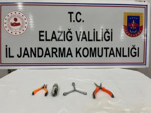 Kablo çalarken jandarma ekiplerine suçüstü yakalandı