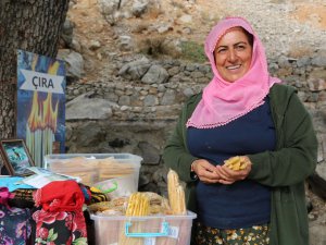 25 yıldır mum satarak evini geçindiriyor