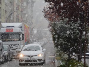 Hakkari’de lapa lapa kar yağışı